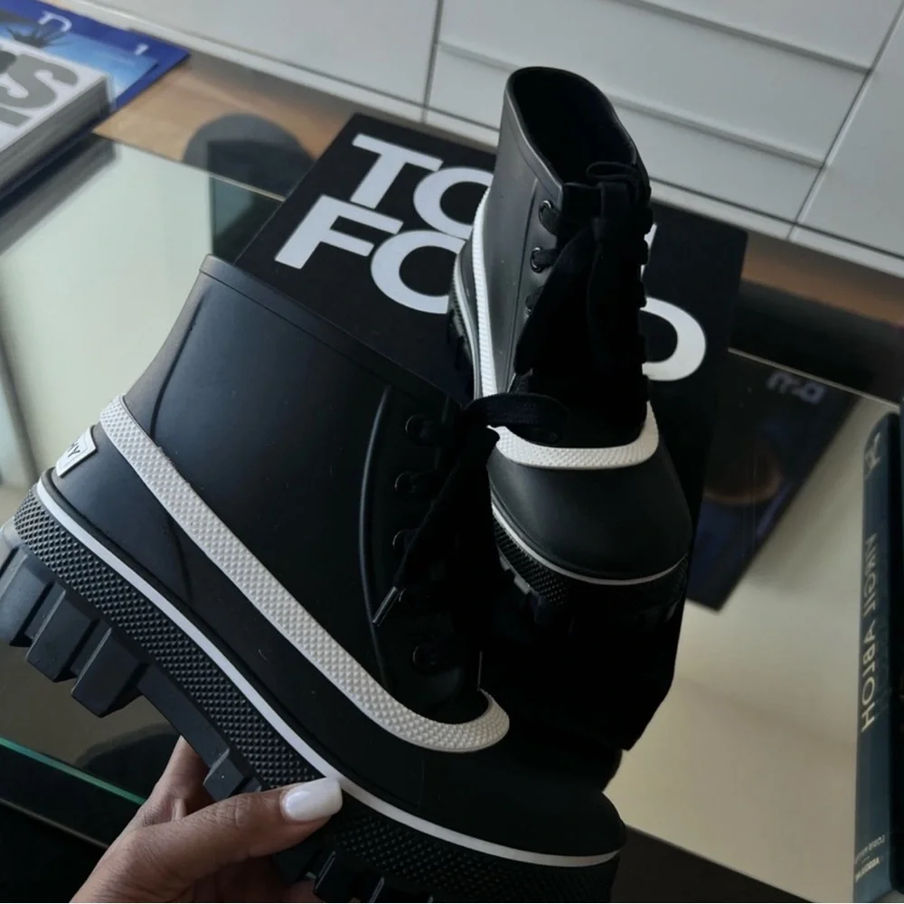 GIVENCHY BLACK GLASTON FLAT LACE-UP LEATHER ANKLE BOOTS - Picture 4 of 8